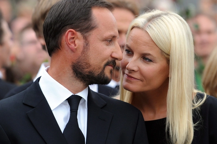 Auch Haakon erzählt von der ersten Begegnung: "Dieses blonde Mädchen aus Sörland machte Eindruck auf mich. Man merkt, wenn sie einen Raum betritt. Es gibt da eine Kraft, die man nicht so leicht übersieht", so der zukünftige König. 