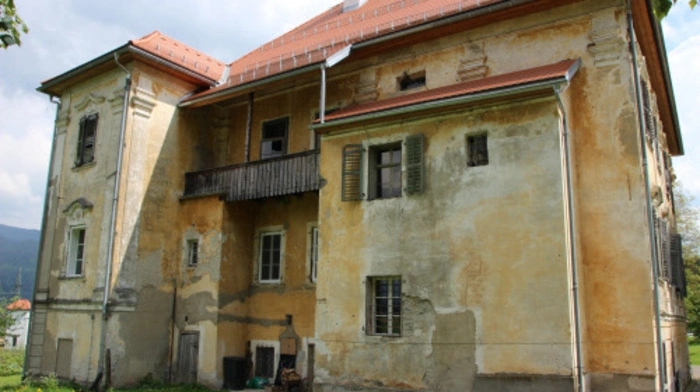 So hat Schloss Leifling vor der Sanierung der Fassade ausgesehen.