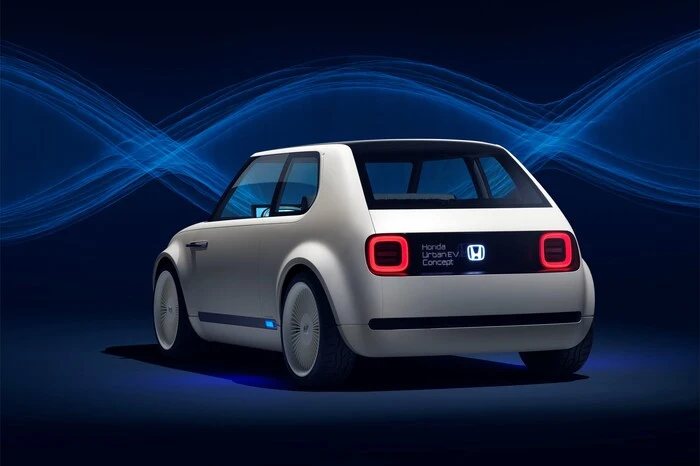 Und der Urban EV ist um zehn Millimeter kürzer als ein Honda Jazz – also keine vier Meter lang. Trotzdem sollen in dem kleinen Coupé vier Personen bequem Platz finden. Die Sicherheitsgurte der Rückbank sind in der Sitzmitte befestigt, sodass der Gurt beim Abschnallen und Aussteigen nicht im Weg ist.