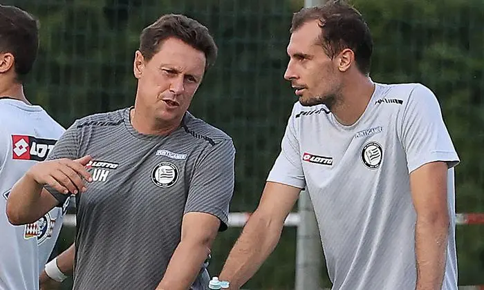 Co-Trainer Uwe Hölzl (links) im Gespräch mit Jon Gorenc-Stankovic