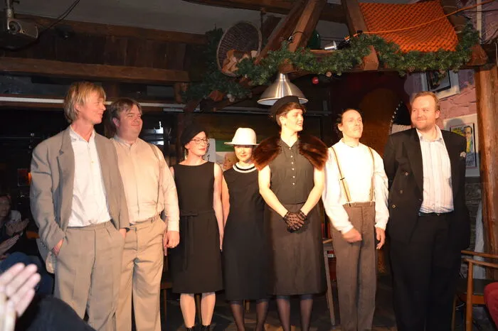Bei der „Teller-Witzi-Mitzi“ in Koglhof, im „Zetzbochstüberl“ in Anger, im Gasthof „Stixpeter“ in Floing und im Weizer Lokal „La Corona D'Oro“ begeisterten die Schauspieler Hannes Duscher, Harald List, Elisabeth Semrad, Conny Lee, Clara Gallistl, Johannes Grenzfurthner und Roland Gratzer.