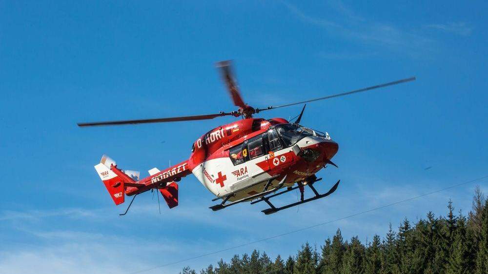 Die Frau wurde mit dem Rettungshubschrauber ins Klinikum Klagenfurt geflogen