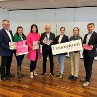 Koordinator Karl Lenz, Frauen-Verantwortliche in Feldbach Sonja Skalnik, NAbg. und Initiatorin Agnes Totter, Autor und Kurator Johann Schleich, Projektentwicklerinnen Tamara Schober und Bianca Lamprecht, Regionsvorsitzender Südoststeiermark – Steirisches Vulkanland Franz Fartek