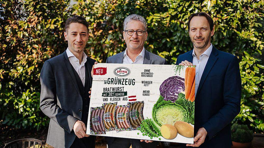 Christoph Frierss, Rudolf Frierss und Kurt Frierss (von links) bei der Präsentation der neuen Bratwurstlinie mit Gemüse