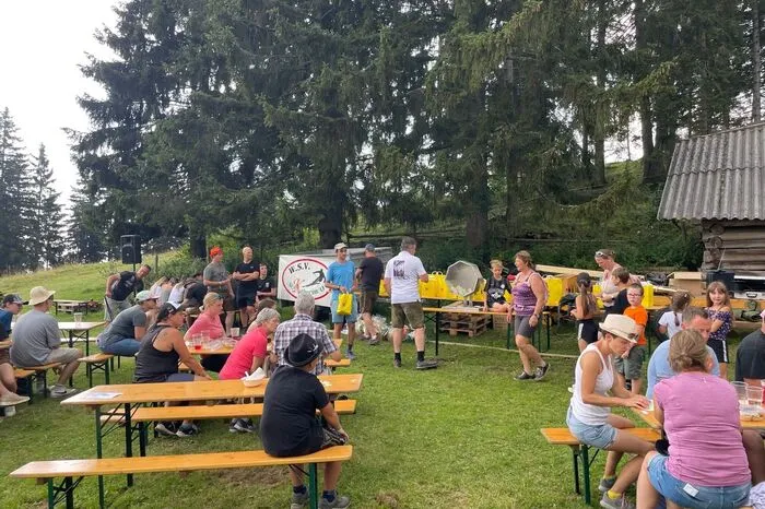 Bis auf einen kurzen Regenschauer fand die Messe mit anschließendem Frühschoppen auf der Wiese bei Kaiserwetter statt.