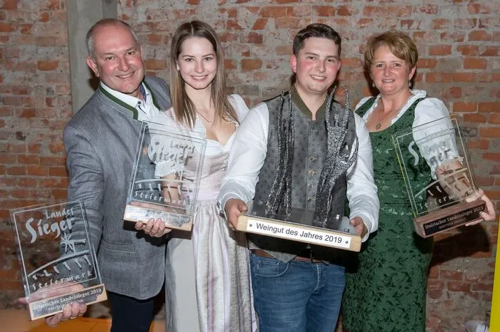 Dreifach-Landessieg und „Weingut des Jahres 2019“: Weinhof Ulrich aus St. Anna am Aigen. v.l.n.r. Rupert, Cornelia, David und Karin Ulrich - alle Sieger finden Sie hier!