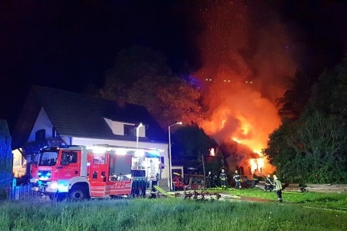 Da im Gebäude scharfe Munition vermutet wurde und weitere Explosionsgefahr bestand war eine Brandbekämpfung in der Erstphase nur erschwert möglich. 