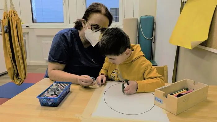 Stefanie Jübner-Riester will Tims Feinmotorik und Grafomotorik bei der Ergo-Therapie zu stärken.