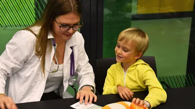 Im Teddybärenkrankenhaus werden Stofftiere versorgt.