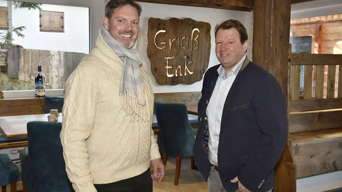 Zwei Touristiker ziehen an einem Strang