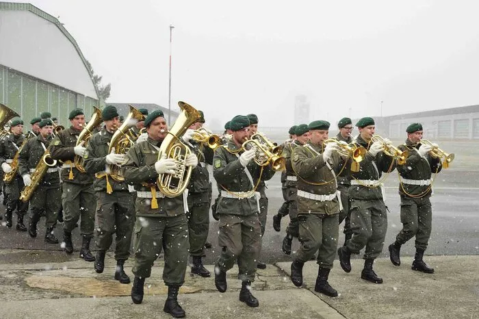 Unter den Klängen des Generalmarsches, gespielt von der Militärmusik Steiermark, erfolgt die Große Flaggenparade.