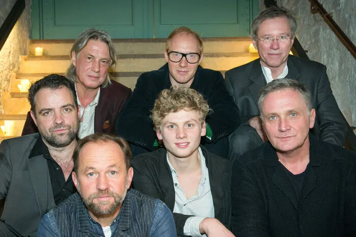 Zu den Vorstadtweibern gehörten immer auch die Vorstadtmänner: Uli Brée (Buch), Juergen Maurer, Johannes Nussbaum, Bernhard Schir, Harald Sicheritz (Regie), Simon Schwarz und ORF-Fernsehfilmchef Dr. Heinrich Mis.