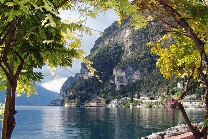 Es muss keine Flugreise sein, um mildes Klima und mediterranes Lebensgefühl auszukosten. Mailand, Florenz und Rom lassen sich abseits der Sommerhitze bestens erkunden. Auch in Südtirol und am Gardasee lassen sich Eis und Pizza bestens in der Sonne genießen. Und dann wären da noch Venedig, Grado und die Adria...