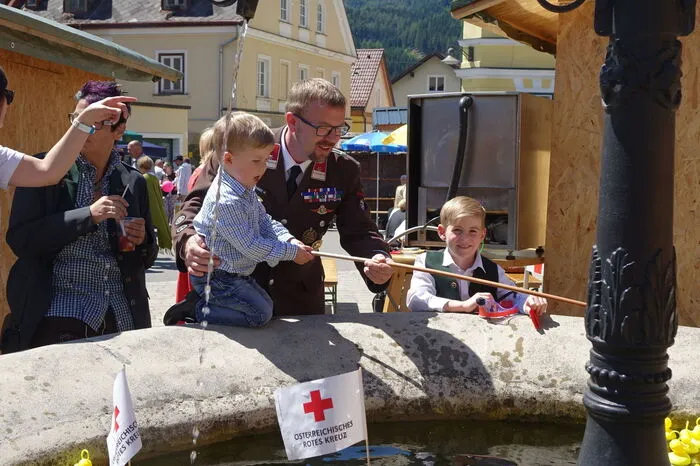 Für die Kinder gab es ein fröhliches Entenfischen im Marktbrunnen.