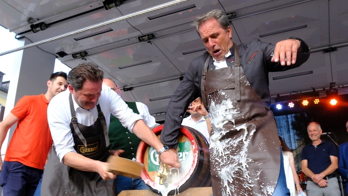 Bei der Eröffnung des Sommerfests 2025 spritzt es aus einem Bierfass