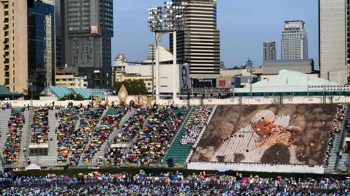 Am Donnerstagvormittag traf das Katholische Oberhaupt den thailändischen König Maha Vajiralongkorn Rama X.. Zu Mittag wurde dann im Nationalstadion in Bangkok eine Heilge Messe gefeiert.
