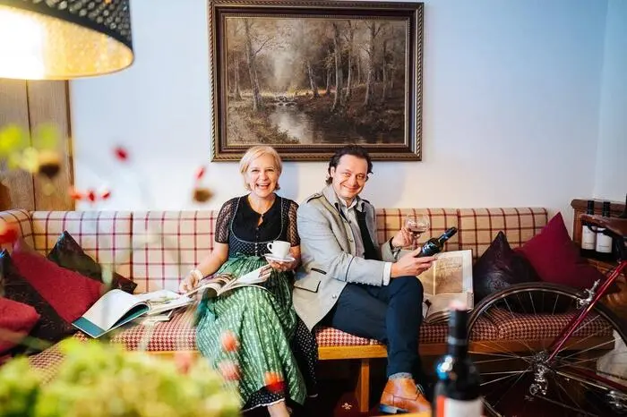 Über die "klassische Schiene“ mit dem AMS habe er bisher wenig Erfolg bei der Suche nach Fachpersonal gehabt, sagt Lindenhof-Chef Hannes Nindler aus Feld am See. "Um welches zu finden, braucht es individuelle Lösungen. Wir bemerken eine Tendenz hin zu einer 30-Stunden-Woche mit maximal fünf Arbeitstagen und darauf gehen wir auch ein“, sagt Nindler. "Im Lockdown hat unsere Glaslküche, bei der wir traditionelle Gerichte einkochen, voll eingeschlagen. Mittlerweile beliefern wir auch andere Betriebe, die Auslastung in der Küche ist gestiegen.“