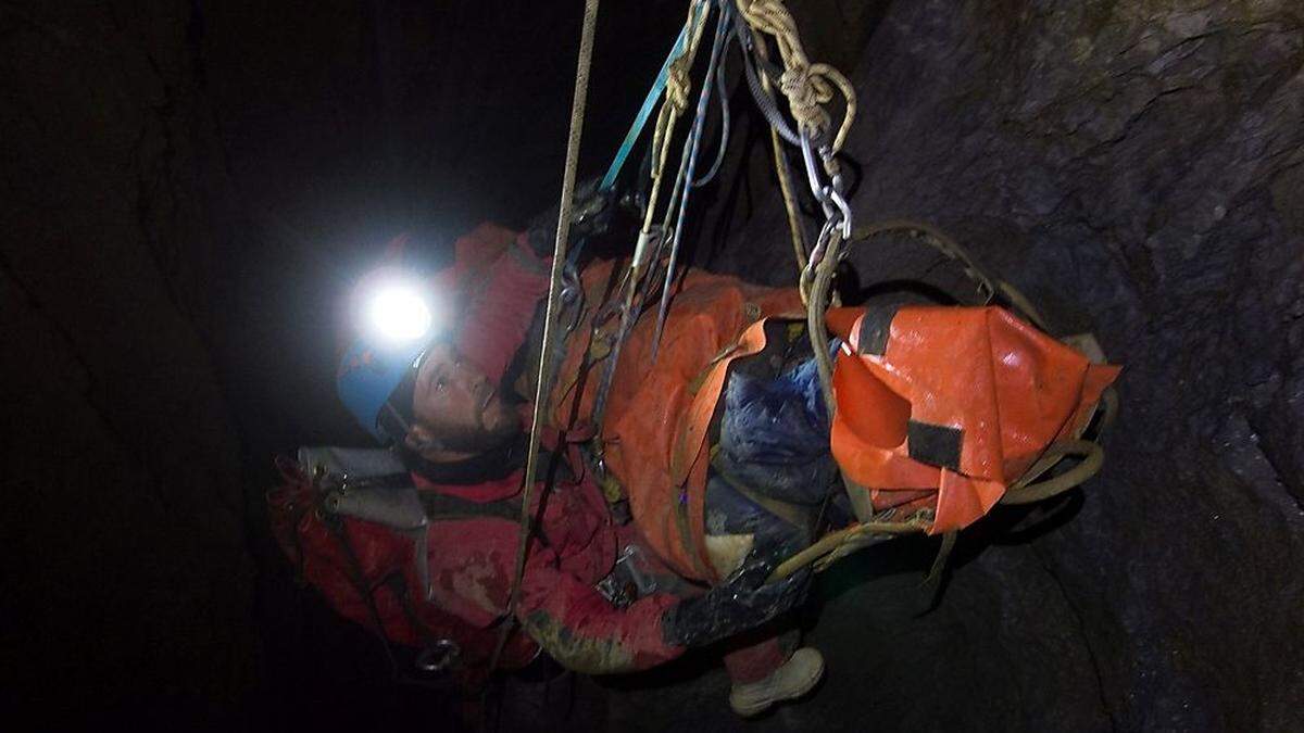 Björn Haberfellner, Landesleiter der Höhlenrettung Steiermark, bei einer Rettungsaktion in Salzburg in 250 Metern Tiefe
