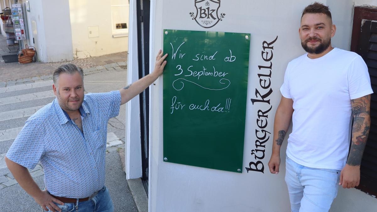 Patrick Schüler und Robert Szatmari eröffnen den Bürgerkeller in Weiz neu