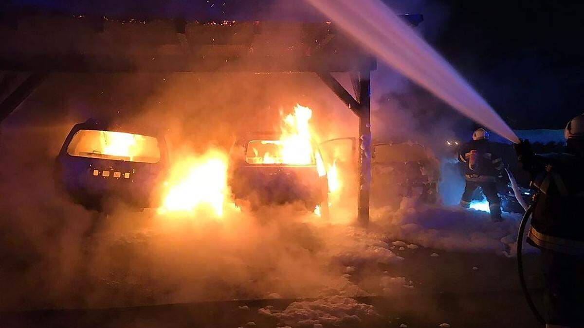 In einem Carport in Köflach brannten gleich vier Fahrzeuge aus