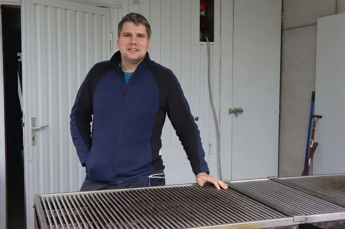 Prem vor dem Grill - 700 bis 800 Kilogramm Würstel werden über die vier Tage hinweg gebraten.