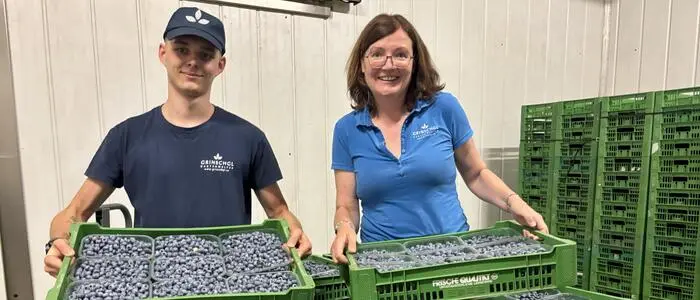 Marianne Grinschgl und Mitarbeiter Lukas Paar im Kühlraum: Die frisch geernteten Heidelbeeren werden noch am selben Tag ausgeliefert oder ab Hof verkauft