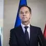 Nato-Generalsekretär Mark Rutte auf einem Rednerpult. Hinter ihm ist die EU-Flagge zu sehen. | Rutte warf am Donnerstag einigen Mitgliedstaaten der transatlantischen Allianz vor, die Dringlichkeit der Bedrohung durch Russland in Europa nicht zu spüren