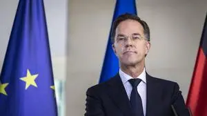 Nato-Generalsekretär Mark Rutte auf einem Rednerpult. Hinter ihm ist die EU-Flagge zu sehen.