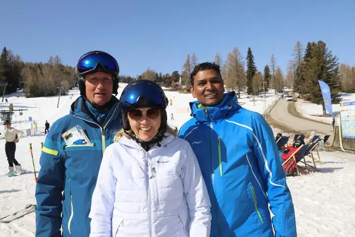 Gesehen wurden auch Franz und Erika Telsnig sowie der Weitensfelder Pfarrer Charles Deekollu, der leider um 14 Uhr schon wieder bei einem Begräbnis sein mußte!