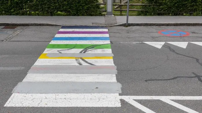 Einer der drei Zebrastreifen zwischen Volksschule und Rathaus wurde teilweise übermalt