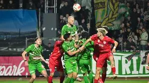 Im letzten Duell mit dem KSV stieg Matthias Maak am höchsten