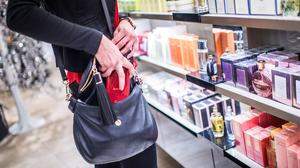Die Frau hatte in einer Drogerie im Bezirk Voitsberg ein Parfum gestohlen