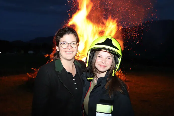 Am Foto von Links: Kathrin Kohlweiss (Obfrau DG-Tiffen) mit der Sophie Bacher (Feuewehrjugend-Tiffen)