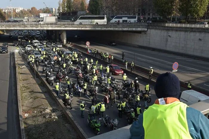 Während einer Aktion an einer Straßensperre in Pont-de-Beauvoisin im Osten des Landes kam eine Demonstrantin ums Leben.