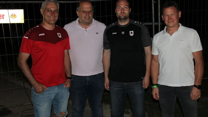 Von den Sportfreunden Rückersdorf: Vorstandsmitglied Mario Pandel, Sponsor Harald Hobel, Obmann Stv. Erwin Kness und Sponsor Peter Gregoritsch.