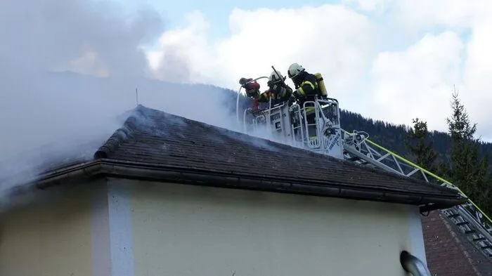 In einer Tischlerei in Patergassen brach am Sonntag gegen 16 Uhr ein Brand aus. Der Besitzer alarmierte selbst die Feuerwehr.