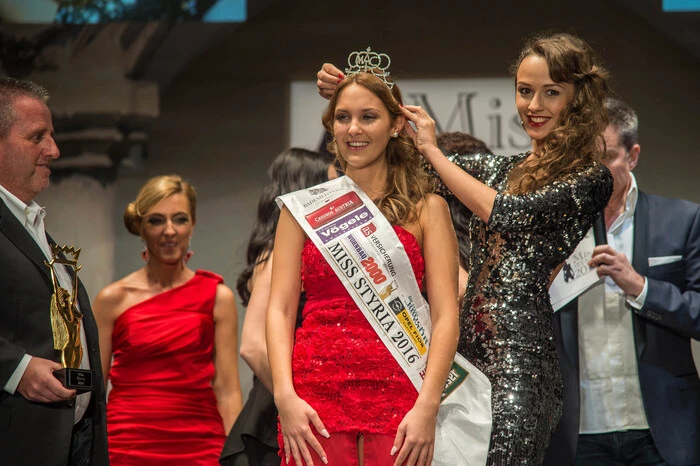 Am 27. Februar wurde Janine Goger aus Anger bei Weiz zur Miss Styria 2016 gewählt. Wie üblich bekam sie das Krönchen direkt von ihrer Vorgängerin, Cornelia Stangl, aufgesetzt.