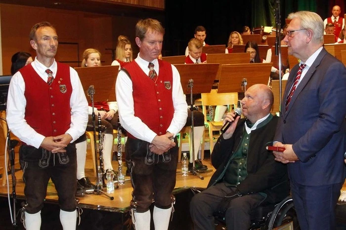 ...wurde Kapellmeister Herbert Maierhofer von Bürgermeister Johann Haberl mit dem „Ehrenzeichen in Gold“ geehrt.