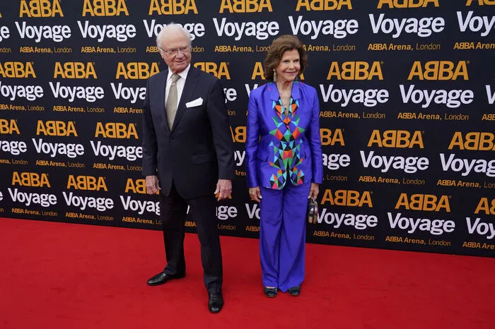 Schwedens König Carl Gustaf und Königin Silvia bei der Premiere in London.