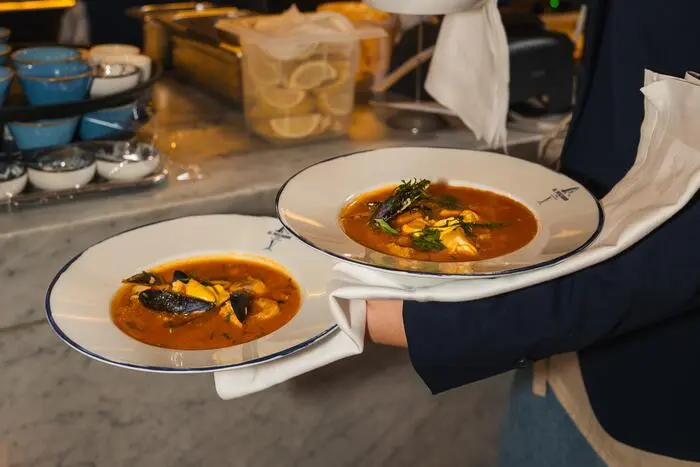 Um sie dreht sich – fast – alles im Lokal: die legendäre Fischsuppe, die Widakovich „noch einmal verbessert“ hat. Geht das überhaupt? Bitte selber kosten!