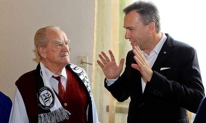 Hans Schabus (links), als er im Vorjahr die Glückwünsche zu seinem 95. Geburtstag von Sturm-Präsident Christian Jauk entgegennahm