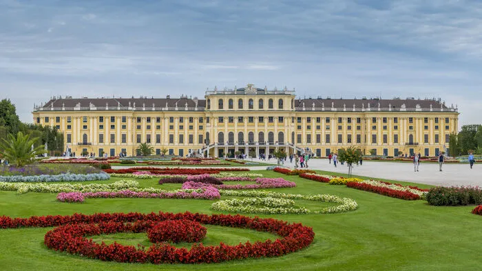Das Schloss Schönbrunn im 13. Wiener Gemeindebezirk Hietzing wurde 1696 bis 1701 für Kaiser Joseph I. erbaut, Kaiserin Maria Theresia machte das historische Gebäude, das ursprünglich größer als Versailles hätten werden sollen, im 18. Jahrhundert zur Sommerresidenz.