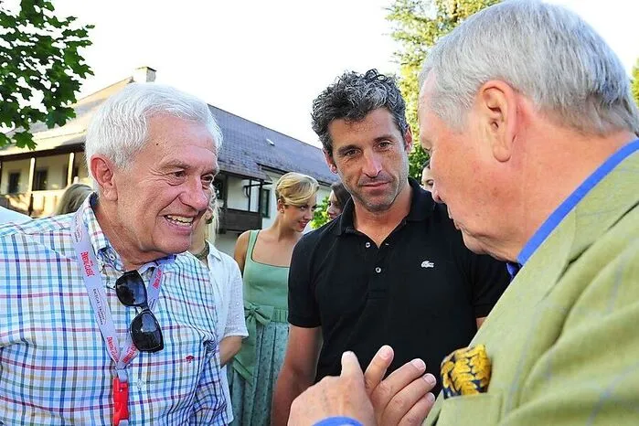 Legendäre Benzinbrüder. Am Eröffnungsabend im Schloss Pichlarn fand sich vor zwei Jahren diese legendäre Gesprächsrunde zusammen. Classic-Organisator Helmut Zwickl (links) im Gespräch mit Patrick Dempsey und Dr. Wolfgang Porsche.