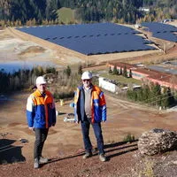Die beiden Geschäftsführer der VA Erzberg Christian Treml (Finanzen, l.) und Josef Pappenreiter (Technik) vor dem neuen 5,5 Hektar großen Photovoltaik-Feld am Erzberg