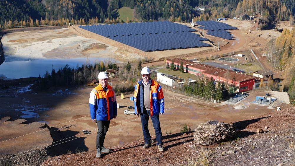 Die beiden Geschäftsführer der VA Erzberg Christian Treml (Finanzen, l.) und Josef Pappenreiter (Technik) vor dem neuen 5,5 Hektar großen Photovoltaik-Feld am Erzberg