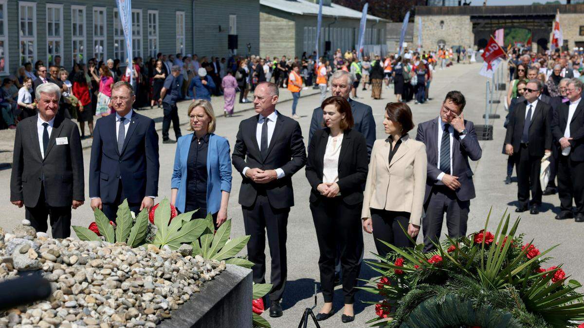 (v.l.) Helmut Edelmayr (Mauthausen Komitee), OÖ-LH Thomas Stelzer (ÖVP), Ministerin Leonore Gewessler (Grüne), Minister Gerhard Karner (ÖVP), Ministerin Alma Zadi? (Grüne) und EU-Ministerin Karoline Edtstadler (ÖVP) bei den Feierlichkeiten