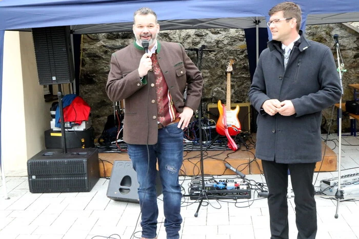 Marktplatz-Obmannstellvertreter Niki Riegler (links), Geschäftsführer der Privatbrauerei Hirt, konnte dazu am Samstag unter anderem Landesrat Martin Gruber (rechts) willkommen heißen. 