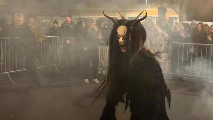 Kunstvoll gestaltete Masken so weit das Auge reicht: Vergangenen Samstag fand am Passailer Hauptplatz der jährliche Perchtenlauf statt.