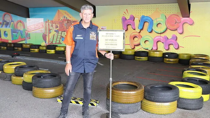 Taferner vor der Kinder-Go-Kart-Bahn, die er wieder sperren musste