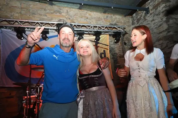 Die Schülerin Lilly Pacher (Bild Mitte) aus Feldkirchen feierte am Burgfest mit ihrer Freundin Manessa Jonach und ihrem Vater Andreas Müller ihren 15. Geburtstag!